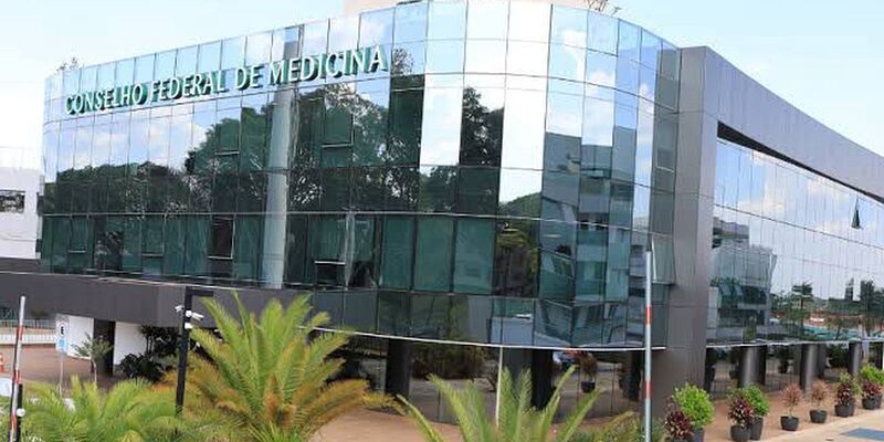 CFM veta terapia hormonal para menor de 18 anos e restringe cirurgias