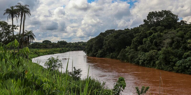 Vazamento de água em tubulação da Vale mobiliza Brumadinho