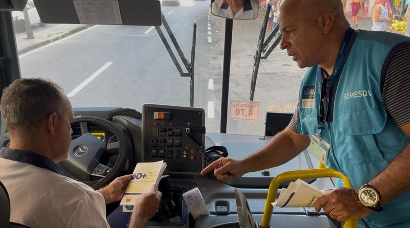 Agentes da Prefeitura realizam ação de conscientização com motoristas de ônibus sobre os direitos da pessoa idosa – Prefeitura da Cidade do Rio de Janeiro
