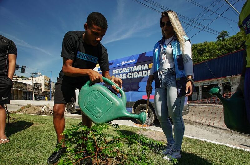 Alunos do CIUG participam de ação de plantio no MUVI