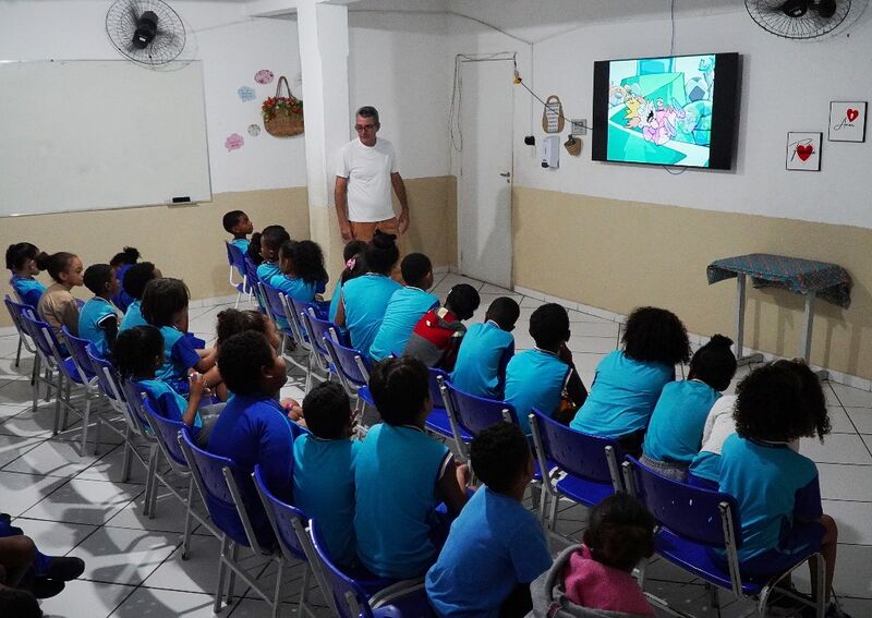 Escola na Venda da Cruz ganha sala multimeios e de leitura