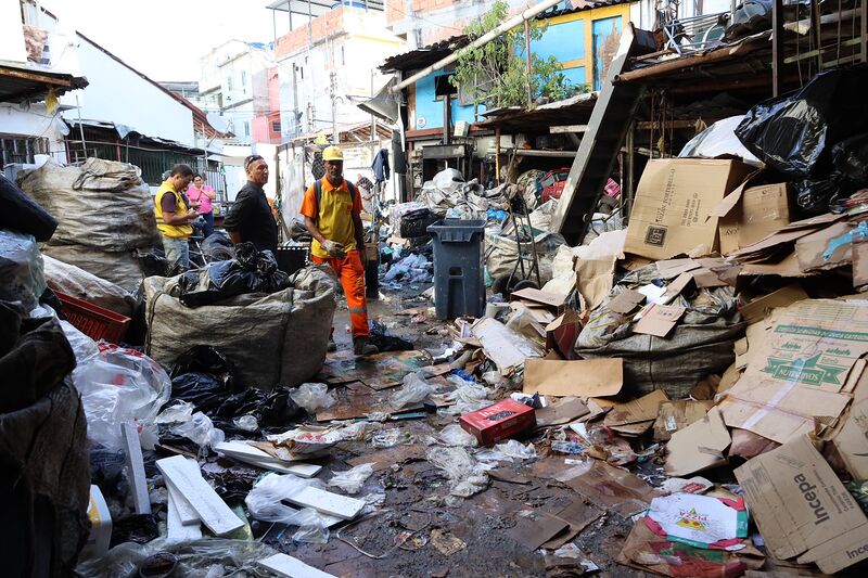 Ação conjunta fiscaliza e interdita ferro-velho irregular no bairro de São Domingos – Prefeitura Municipal de Niterói