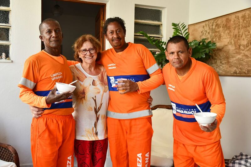 Moradora de Nova Iguaçu prepara café da manhã especial para homenagear o Dia do Gari