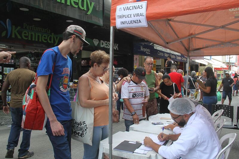 Saúde faz atendimento no calçadão de Alcântara para vacinar a população