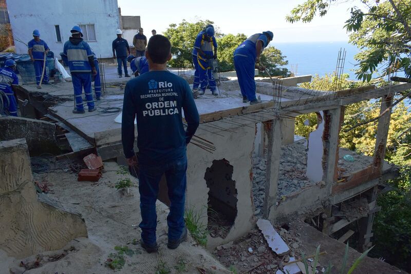 Seop demole duas construções irregulares com vista para o mar na comunidade do Vidigal – Prefeitura da Cidade do Rio de Janeiro