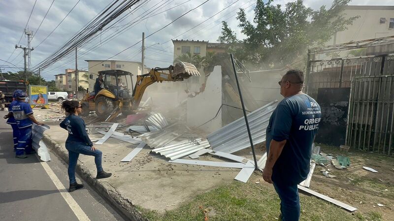 Seop demole oito construções irregulares que ocupavam área pública, em Campo Grande – Prefeitura da Cidade do Rio de Janeiro