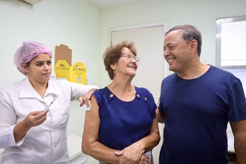 Rodrigo Neves participa do Dia D de vacinação contra a gripe – Prefeitura Municipal de Niterói