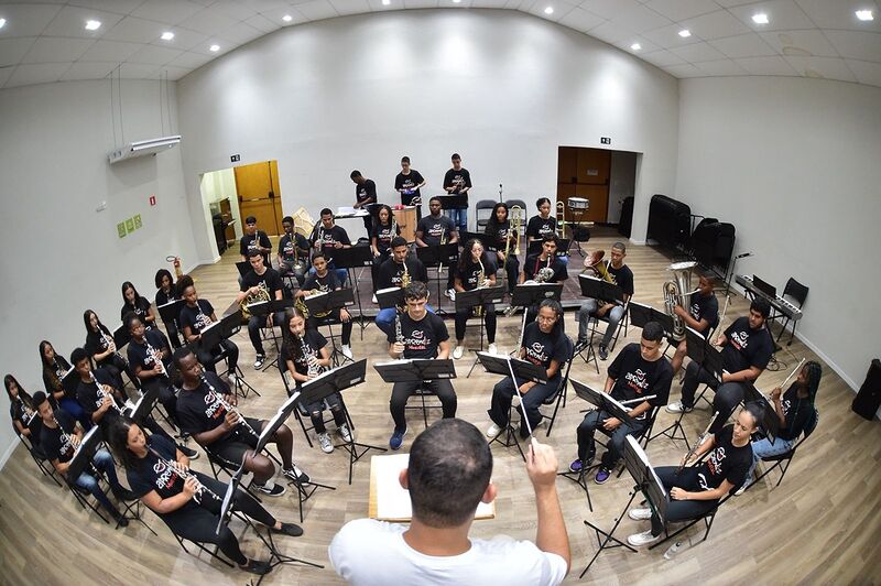 Orquestra de Sopros e Coro Juvenil do Programa Aprendiz Musical apresentam canções de Rita Lee – Prefeitura Municipal de Niterói