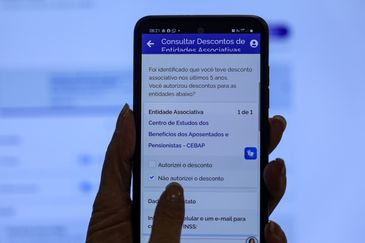 Brasília (DF), 14/05/2025 - Aposentada Neide Maria, recebeu o aviso no APP meu INSS, que teve desconto associativo nos últimos 5 anos.
A partir desta quarta-feira (14), os aposentados e pensionistas do Instituto Nacional do Seguro Social (INSS) podem requerer a devolução de valores descontados indevidamente nos últimos anos. O pedido deve ser feito por meio do aplicativo Meu INSS, pelo site de mesmo nome ou pelo telefone 135.
Foto: Joédson Alves/Agência Brasil