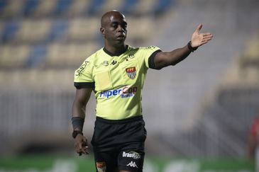 Anderson Lira/Futebol Paulista Santana da Paraíba (SP), 17/05/2025 - A Federação Paulista de Futebol (FPF) investiga os relatos da zagueira Stella, do Red Bull Bragantino, e da meio-campista Aline Milene, do São Paulo, de que o árbitro Juliano José Alves Rodrigues teria dito frases machistas durante o jogo entre as equipes pela segunda rodada do Campeonato Paulista Feminino de futebol. Foto: Anderson Lira/Futebol Paulista