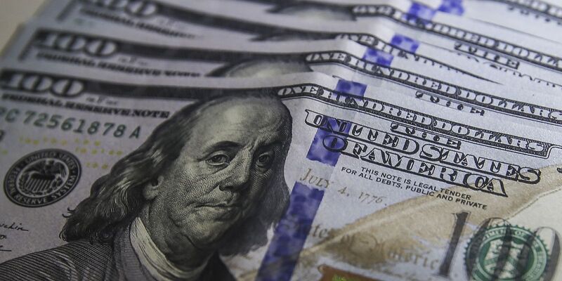 Dólar aproxima-se de R$ 5,70 com incertezas sobre IOF