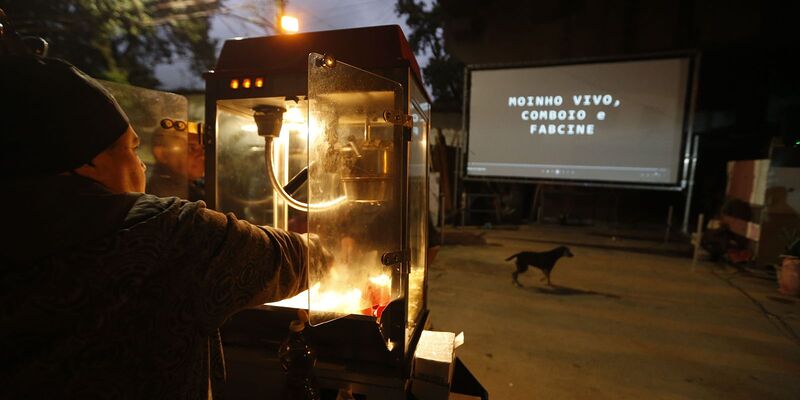 Moradores da favela do Moinho interrompem com fogo passagem de trens