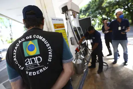 Força-tarefa integrada pela Agência Nacional do Petróleo, Gás Natural e Biocombustíveis (ANP), Procon e Inmetro fiscaliza postos revendedores de combustíveis em Brasília.