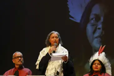 Rio de Janeiro (RJ) 28/05/2025 - A reitora da Uerj, Gulnar Azevedo e Silva (c), discursa durante entrega título de Doutora Honoris Causa a ministra dos povos indígenas, Sonia Guajajara
Foto: Tânia Rêgo/Agência Brasil