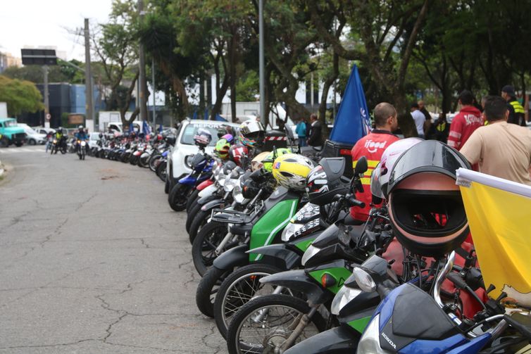 São Paulo (SP), 29/09/2023 - Concentração da 1ª greve dos entregadores por aplicativos em frente a sede da SindimotoSP, no Brooklin. Foto: Rovena Rosa/Agência Brasil