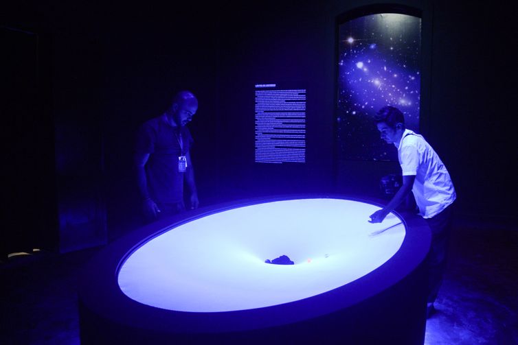 O Museu de Astronomia inaugura a exposição Eclipse, que marca a comemoração do centenário da comprovação da teoria da relatividade geral de Albert Einstein, em São Cristóvão, na zona norte do Rio de Janeiro. 