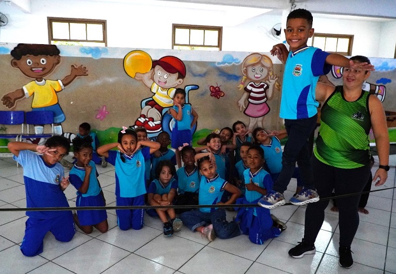 Alunos de escola em São Gonçalo fazem aula de slackline