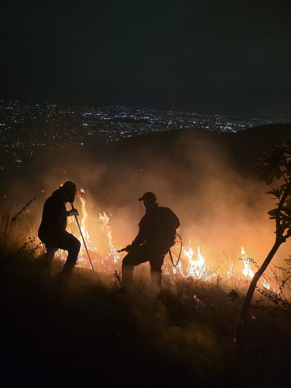 Equipes da Guarda Municipal Ambiental e do Meio Ambiente de Nova Iguaçu atuam por cerca de 10h no combate ao incêndio na Serra do Vulcão