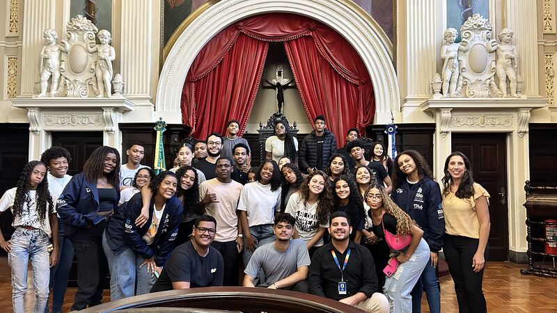 Jovens aprendizes e estudantes de núcleo de artes municipal visitam o Museu da Justiça do Rio – Prefeitura da Cidade do Rio de Janeiro