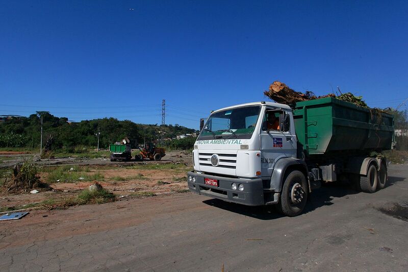 Prefeitura de Nova Iguaçu faz mutirão de limpeza no bairro Cobrex