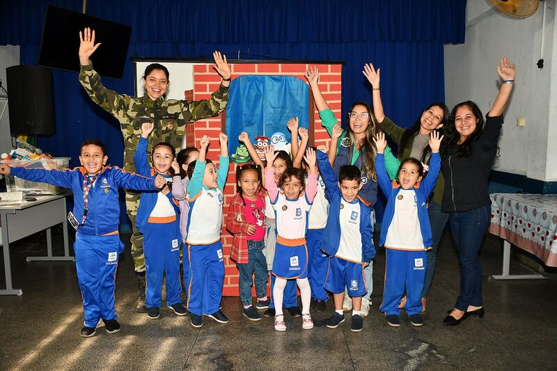 Teatro transforma reciclagem em brincadeira para alunos de escola municipal em Nova Iguaçu