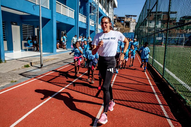 Viviane Lyra, atleta olímpica da marcha atlética, visita a Vila Olímpica do Alemão e inspira alunos – Prefeitura da Cidade do Rio de Janeiro