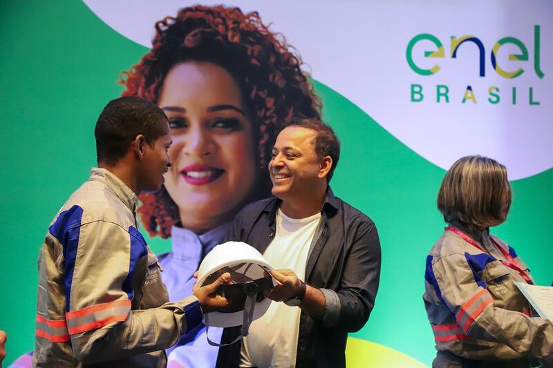 Prefeito Rodrigo Neves participa da formatura de 60 novos eletricistas da Enel  – Prefeitura Municipal de Niterói