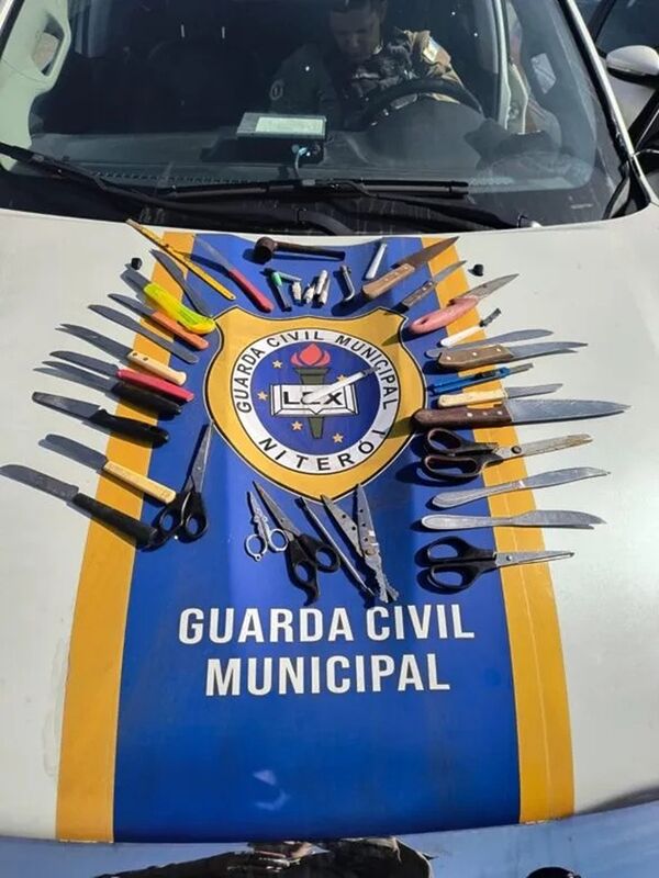 Guarda Municipal de Niterói apreende cerca de 30 facas e detém menor com 31 pedras de crack em patrulhamento no Centro