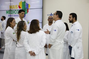 Fernando Frazão/Agência Brasil Rio de Janeiro (RJ), 24/04/2025 – Novos médicos do Programa Mais Médicos durante visita no Super Centro Carioca de Saúde, em Benfica. Foto: Fernando Frazão/Agência Brasil