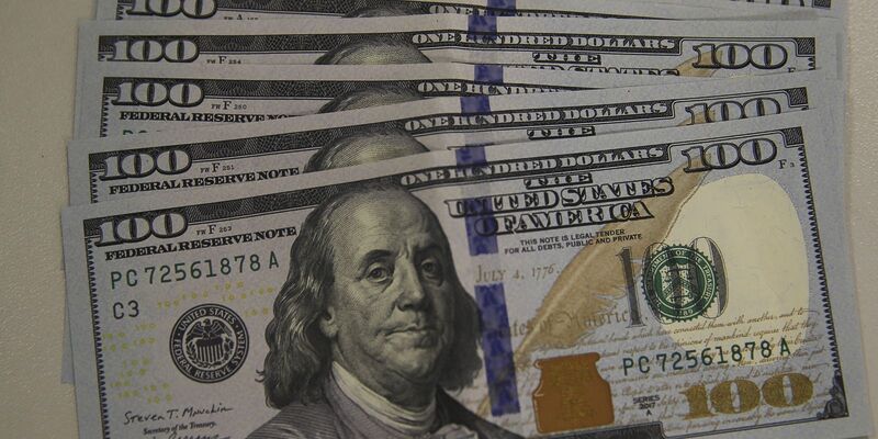 Dólar atinge menor valor em oito meses com conversa de Trump e Jinping