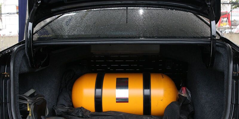 Explosão em posto de gasolina mata um homem e fere outro no Rio