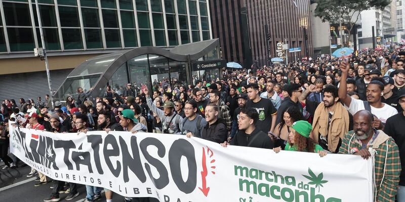 Marcha da Maconha reúne público contra repressão ao uso e legalização