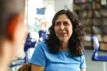 Rio de Janeiro (RJ), 04/06/2025 – A professora de educação infantil no Centro Integrado de Educação Pública (CIEP) 001, Rosana Candreva da Silva durante entrevista à Agência Brasil, na escola, no Catete, na zona sul da capital fluminense. Foto: Tomaz Silva/Agência Brasil
