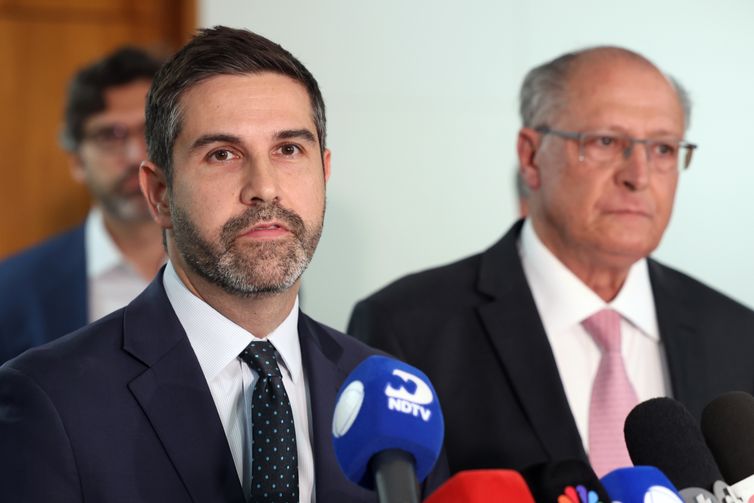 Brasília (DF) 16/07/2025 - Abrão Neto, Presidente da Câmara Americana de Comércio para Brasil - AMCHAM Brasil, fala durante entrevista coletiva após reunião com o vice-presidente da República e ministro do Desenvolvimento, Indústria, Comércio e Serviços, Geraldo Alckmin, para discutir medidas à tarifa de 50% dos EUA. Foto: Valter Campanato/Agência Brasil