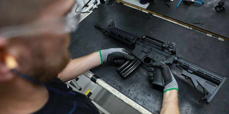 PM do Rio apreende fuzis e granadas em ação contra o crime organizado