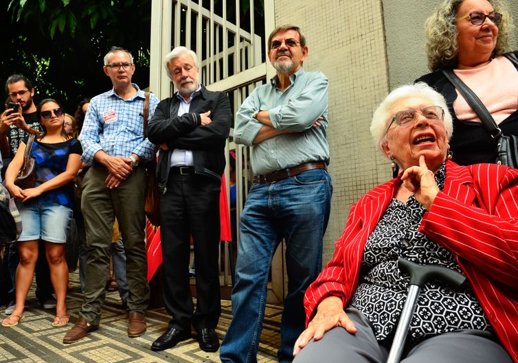 São Paulo - Clara Charf, companheira de Carlos Marighella, durante ato na Alameda Casa Branca, local onde o guerrilheiro foi assassinado (Rovena Rosa/Agência Brasil)