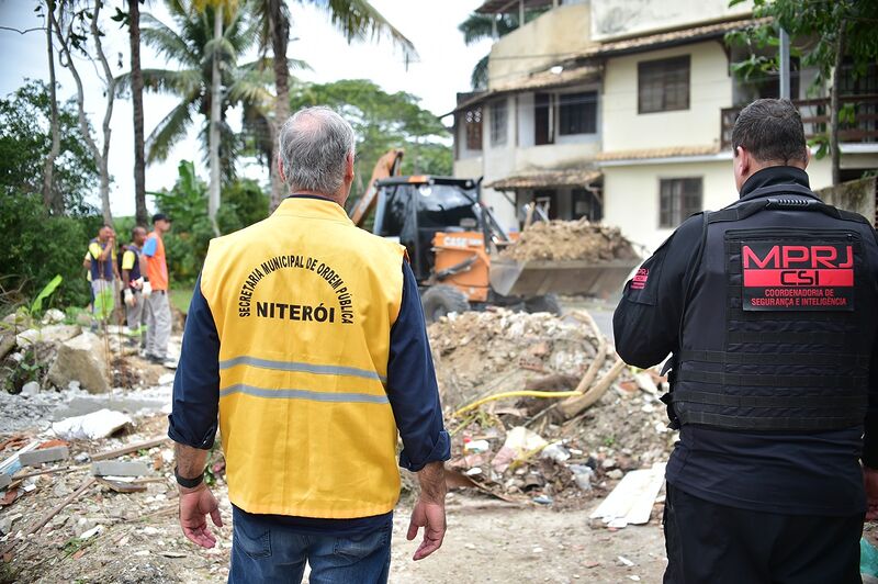 Prefeitura de Niterói e Ministério Público realizam demolição em área invadida na beira da Lagoa de Piratininga   