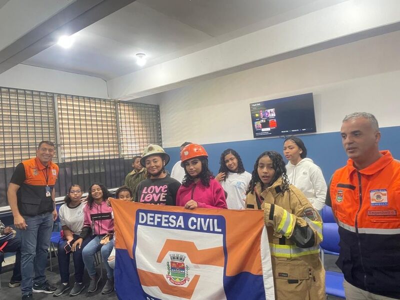 Defesa Civil ensina sobre percepção de risco em escola no Jóquei