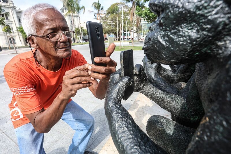 Orla de Niterói recebe esculturas de “Primórdios Digitais”, expo de Beto Gatti – Prefeitura Municipal de Niterói