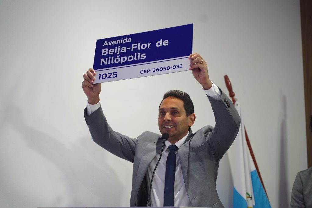 Abraãozinho levanta  placa com nome da Av. Beija-Flor