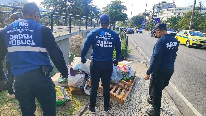 Seop desmonta dois acampamentos ilegais ao lado do canal do Jardim de Alah – Prefeitura da Cidade do Rio de Janeiro