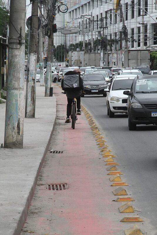 Tachões e segregadores começam a ser instalados na ciclorrota