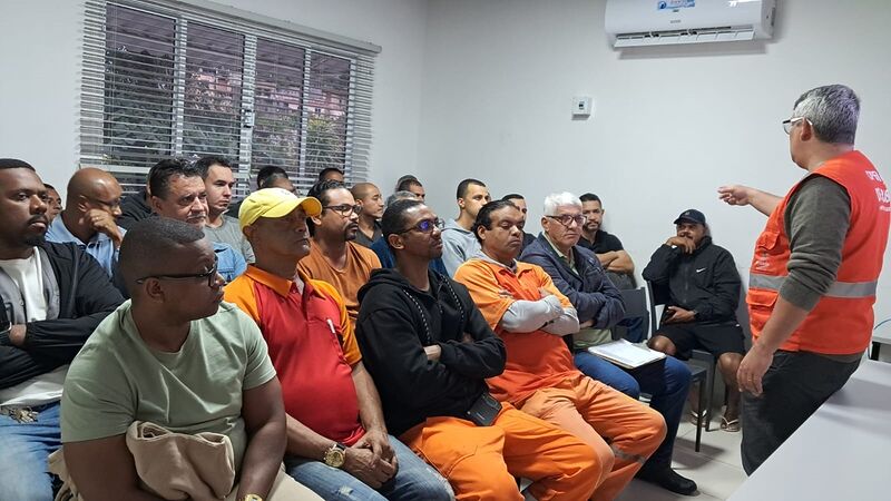 Companhia de Limpeza de Niterói oferece encontro sobre segurança no trânsito aos motoristas da empresa – Prefeitura Municipal de Niterói