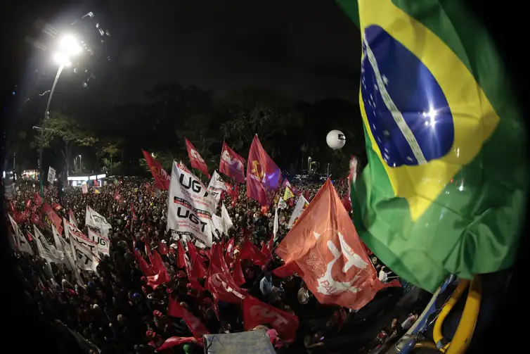 São Paulo (SP), 10/07/2025 - Protesto à atuação do Congresso Nacional na justiça tributária com a taxação dos super ricos, fim da escala 6×1 e a isenção de Imposto de Renda para quem ganha até R$ 5 mil, realizado em frente ao MASP. Foto: Paulo Pinto/Agência Brasil