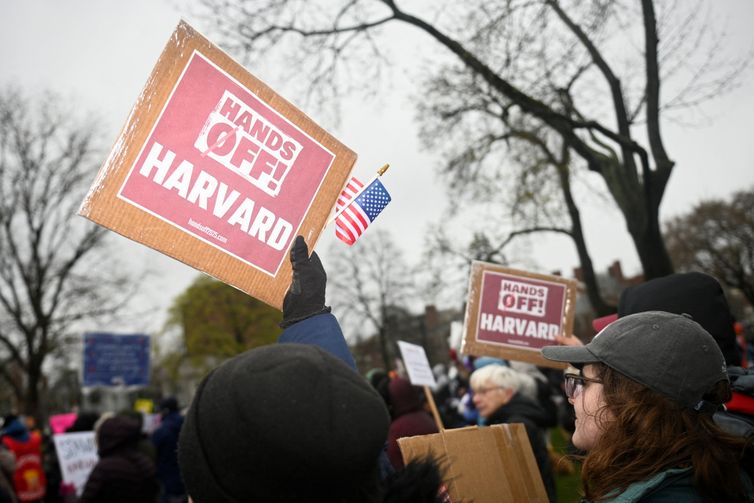Manifestantes se reúnem em um protesto organizado  pedindo à liderança de Harvard que resista à interferência do governo federal na universidade em Cambridge, Massachusetts, EUA
12/04/2025
REUTERS/Nicholas Pfosi