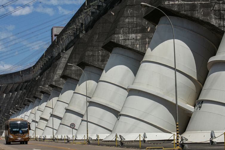 Foz do Iguaçu (PR), 02/01/2025 – Vista dos condutores da hidrelétrica de Itaipu Binacional, a hidrelétrica foi criada em 26 de abril de 1973 e regida em igualdade entre Brasil e Paraguai.
A usina está localizada no Rio Paraná, no trecho de fronteira entre o Brasil e o Paraguai, 14 km ao Norte da Ponte da Amizade, nos municípios de Foz do Iguaçu, no Brasil, e Hernandarias, no Paraguai. 
Foto: Joédson Alves/Agência Brasil