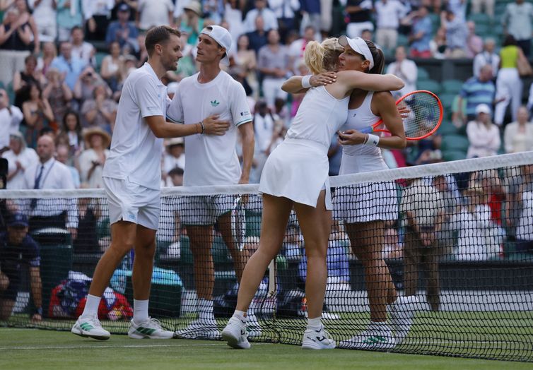 Tennis - Wimbledon - All England Lawn Tennis and Croquet Club, London, Britain - July 10, 2025 Netherlands' Sem Verbeek and Czech Republic's Katerina Siniakova with Britain's Joe Salisbury and Brazil's Luisa Stefani after winning the mixed doubles final REUTERS/Andrew Couldridge