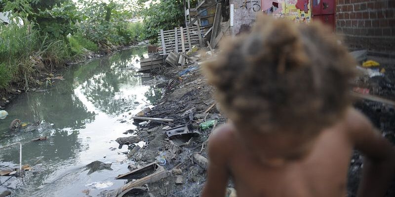 De cada 10 residências no país, 3 não têm esgoto ligado à rede geral