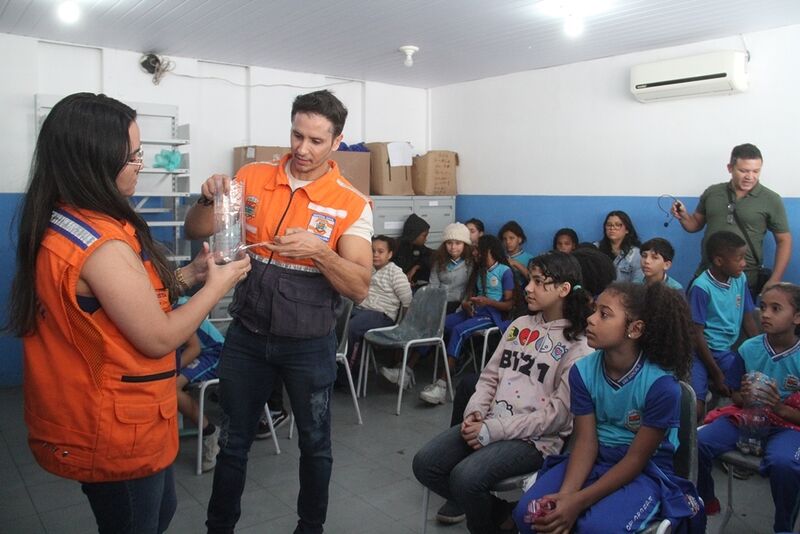 Alunos da rede municipal no Engenho Pequeno aprendem sobre meteorologia com a Defesa Civil