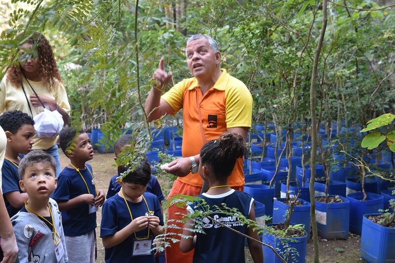 Alunos do Colégio Universitário Geraldo Reis (UFF) visitam viveiro de mudas da Clin – Prefeitura Municipal de Niterói